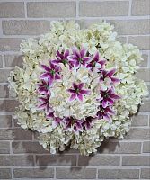 Венок из искусственных цветов Гортензия и Лилия.