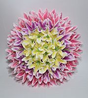 Венок круглый из цветов лилии.