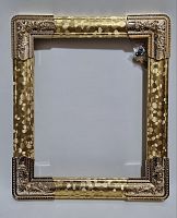 Декоративная рамка из пластика с фигурными углами.