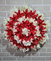 Венок из искусственных цветов Гортензия и Лилия.