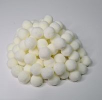 Помпоны плюшевые . Диаметр 2 см. Кремовый. Упаковка 100 шт.